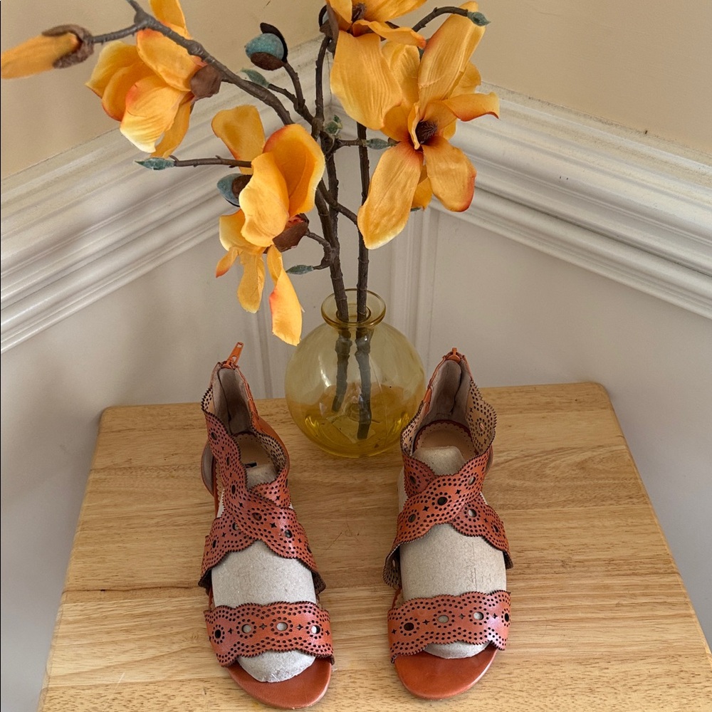 Everybody by BZ Moda Brown Leather Laser Cut Out Sandals Sz 39 (US 8.5)